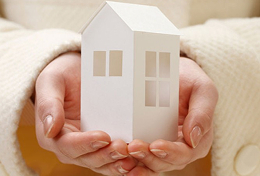 住宅模型を手に抱えている様子