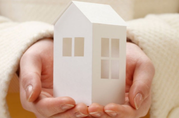 住宅模型を手に抱えている様子