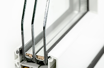 トリプルガラス樹脂サッシを標準採用