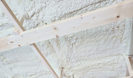 吹き付けウレタンで、隙間ほぼゼロ