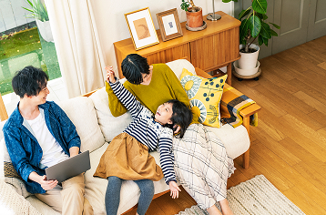 ソファで話し合う家族