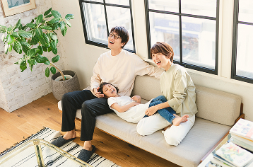 ソファで話し合う家族