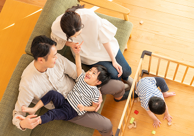 ソファで話し合う家族