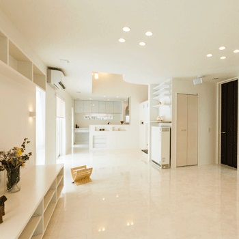 家族のつながりを感じられる中２階スペースの住宅